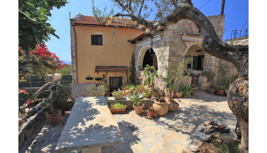 DC-1066 Renovated Villa and Guest House in Paleloni €360,000